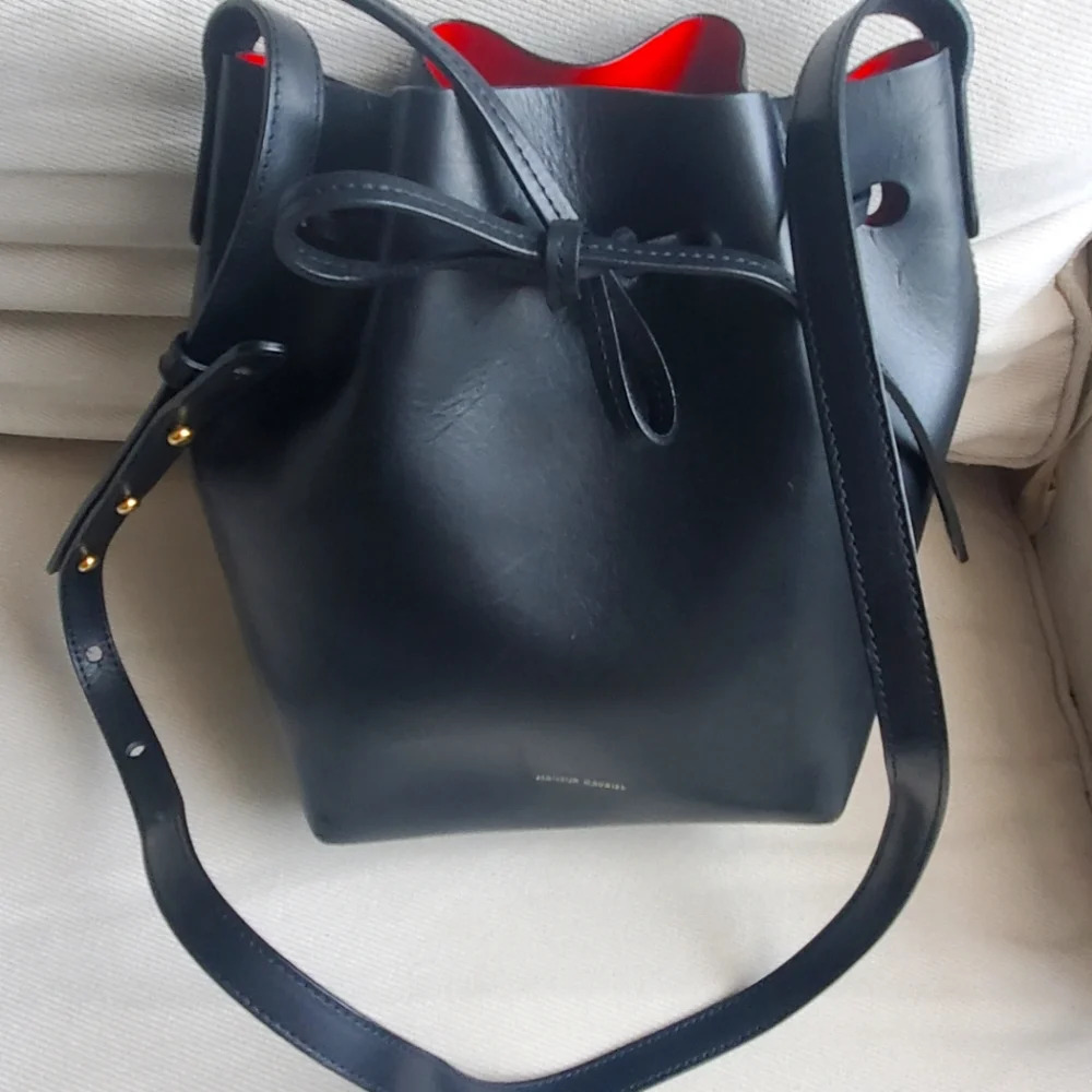 Authentic black leather Mansur Gavriel Bucket Bag in Excellent Condition